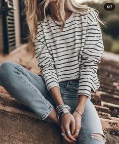 Stripe Outfits, White Long Sleeve Top, Striped Long Sleeve Tee, Tops Long Sleeve, Retro Mode, Long Sleeve Striped Top, Long Sleeve Tops Casual, Tees For Women, Mode Inspiration