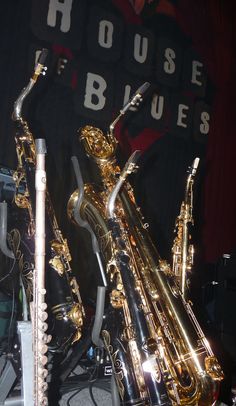 a group of musical instruments sitting next to each other