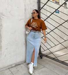 Curvy Casual Outfits, Outfits Gorditas, Modesty Outfits, Cute Modest Outfits, Denim Skirt Outfits, Casual College Outfits, Effortlessly Chic Outfits, Skirt And Sneakers, Casual Day Outfits