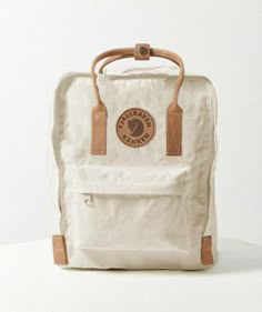 Cream Backpack Aesthetic, Bookbags For Highschool Aesthetic, Big Backpacks For High School, Sac A Dos Aesthetic, Cute Aesthetic Backpacks, Cute Backpacks Aesthetic, Kanken Backpack Aesthetic, Fjallraven Kanken Bag, Cute Bookbags