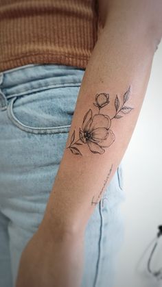 Magnolia, tattoo, tatuaje, floral, flores, flor, línea fina Womens Flower Tattoos, Tattoo Journal, Forearm Floral Tattoos For Women, Floral Tattoo Fine Line, Magnolia Line Tattoo, Horizontal Flower Tattoo, Dainty Magnolia Tattoo, Shoulder Tattoo Fine Line, Fine Line Magnolia Tattoo