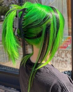 Bright Green Hair, Iron Hairstyles, Black And Green Hair, Neon Green Hair, Green Hair Dye, Split Dyed Hair, Cute Hair Colors, Neon Hair