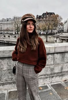 Livia Auer, Wearing Outfits, Pullovers Outfit, Simple Fall Outfits, Moda Paris, Winter Mode, Brown Sweater, Plaid Pants