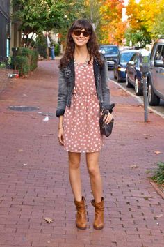 endricks' slouchy Steve Madden boots and thrifted jacket balance out a breezy Forever 21 dress and Ray-Ban sunnies, and she tops off her look with a few eye-catching (and seasonless) jewels: Ray Ban Sunglasses Outlet, Ray Ban Wayfarer, Street Style Fashion, Street Style Inspiration, Sunglasses Sale, Ray Ban Sunglasses, Perfect Outfit, Everyday Outfits, Autumn Winter Fashion