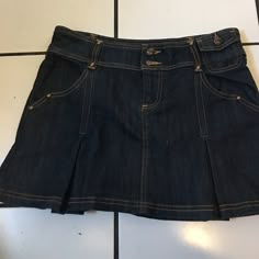 Dkny Jeans Skirt With Cute Gold Accent On The Pockets. Like New Without Tags Outfit Ideas Basic, Low Rise Baggy Jeans, Y2k Mini Skirt, Jean Mini Skirt, Black And White Tweed, Zipper Skirt, Wool Mini Skirt, Tweed Mini Skirt, Jean Mini Skirts