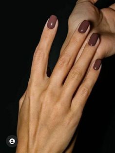 Dark Summer Nail Colors, Tan Jumper Outfit, Warm Tone Nail Colors, Fall Nails 2024 Brown, Squoval Nails Winter, Nails On Brown Skin Hands, Fall Nail Colors Brown Skin, Gel Nails Tan Skin, Nail Inspo For Brown Skin