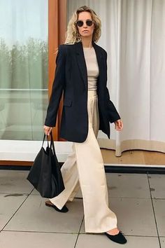 Black Linen Jacket Outfit, Black Wide Leg Pants And Blazer Outfit, Blazer Nero Outfit, Blazer Outfit Ideas For Women, Linen Blazer Outfit Women, Black Blazer Outfit Ideas, Style A Black Blazer, Long Blazer Outfit, Black Blazer Casual