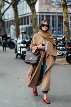 Italian Street Style, Fall Fashion Coats, Winter Inspiration, Nyc Street Style, Coat Outfit, Paris Fashion Week Street Style, Looks Street Style, Camel Coat, Spring Street Style