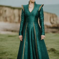 Green Dress Aesthetic Royal, Medieval Green Dress, Hotd Dresses, Green Medieval Dress, Green Dress Aesthetic, Fae Court, Aes Sedai, Game Of Thrones Dress, Forest Kingdom