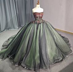 Moda 2000 Quinceanera Dresses, Black Quince Dress, Quinceanera Dresses Green, Cultural Clothes, Green Quinceanera, Green Ball Gown, Green Quinceanera Dresses, Flowers Glitter, Jewelry Dress