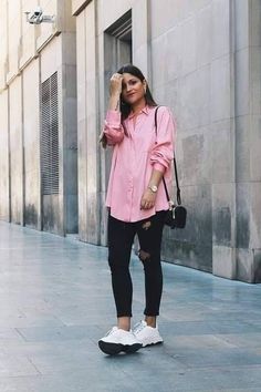 Gray Shirt Outfit Women, Leggings And Tshirt Outfits, Momma Outfits, Pink Sneakers Outfit, Pink Shirt Outfit, Jeans And Sneakers Outfit, Outfits Primavera, Sports Outfits