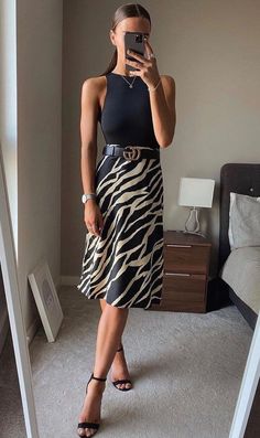 Casual Friday Work Outfits, Creative Work Outfit, Printed Skirt Outfit, Skirt Outfit Summer, Outfit Ideas Black, Outfit Ideas Aesthetic, Outfit Ideas For School