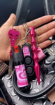 Safety Keychain For Women, Safety Keychain Self Defense, Keychain Aesthetic Ideas, Cute Tools, Woman Safety, Cute Key Chains