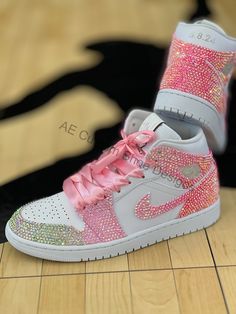 Pink And White Sneakers, New Converse Shoes, Nikes Shoes, Cute Casual Shoes, Casual Shoes Women Sneakers, Bedazzled Shoes, Nike Shoes Women Fashion, Pretty Sneakers, Nike Fashion Shoes