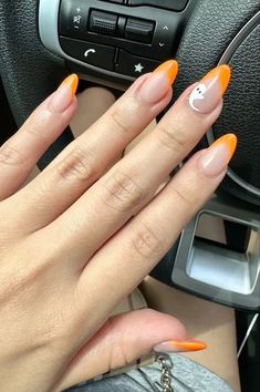 The Ultimate Halloween Nails Inspiration Almond Nails Design Halloween, Almond Nails For September, Nail Designs For Halloween Easy, Fall Almond Nails Pumpkin, Cute Almond Nails Halloween, Fall And Halloween Nail Ideas, Cute Halloween Nails Short Almond, Almond Pumpkin Nails, Cut Halloween Nails