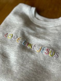 a t - shirt with the word love like jesus embroidered on it