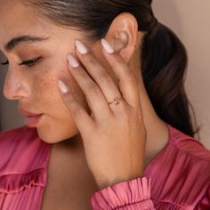 Delicado, delicado y por supuesto… ¡rosa! Ese es el trío perfecto para una apariencia suave y femenina. Nuestro anillo con esmeralda rosa rubor es elegante y perfecto para combinar con otros anillos de su colección. Quédese con un tema completamente rosa para una apariencia monocromática o combínelo con otras piedras preciosas y viva en el lado salvaje.




 Material: Plata de Ley 925 sólida de alta calidad

 Acabado: Oro 18K

 Con piedra preciosa de circonita cúbica de diamante rosa de ~ 4,5 x Open Ring With Birthstone, Elegant Pink Birthstone Ring For Promise, Pink Ruby Promise Ring, Elegant Pink Birthstone Promise Ring, Elegant Pink Birthstone Rings, Pink Dainty Ruby Wedding Ring, Pink Feminine Rings For Anniversary, Feminine Pink Rings For Anniversary, Pink Birthstone Promise Ring In Fine Jewelry Style