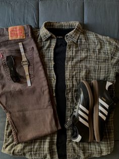 Simple fall outfit Fall Clothes Aesthetic Men, Mens Downtown Outfit, Cozy Mens Outfits, Worker Outfit Men, Brown Pants Men Outfit, Dad Outfits Aesthetic, Grunge Mens Outfits, Mens Fall Fashion Casual, Brown Pants Outfit Men