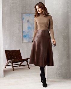 Leather Midi Skirt Outfit, Rok Midi, Long Leather Skirt, Rok Outfit, Leisure Dress, Brown Leather Skirt, Leather Skirt Outfit, Midi Skirt Outfit, Chic Skirts