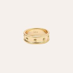 El anillo STELA GOLD es un anillo de baño de oro 18k. Contiene pequeñas circunferencias en su alrededor. Un modelo que sin duda le agregará estilo a tu outfit. Material: Baño de oro 18 quilates, libre de níquel e hipoalergénico. Todas nuestras joyas incluyen un packaging especial : Caja mármol , Bolsa de terciopelo y tarjeta para agregar un mensaje personalizado. (Recuerda seleccionar la opción para regalo) Alcohol En Gel, Packaging, Gold