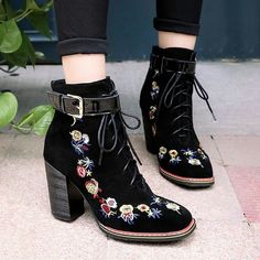 Bild von Karizma Block High Heels, Mode Shoes, High Heel Dress Shoes, Retro Embroidery, High Heel Dress, Suede Block Heels, Block Heel Shoes, Embroidery Floral, Dress Shoes Womens