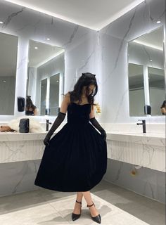 Night Dress With Gloves, Velvet Dress Gloves, Tea Party Black Outfit, Black Bridesmaid Dresses With Gloves, Vintage Black Dress With Gloves, Black And White Party Outfit Formal, Prom Dress With Gloves Classy, Long Black Dress With Gloves, Short Dresses With Gloves