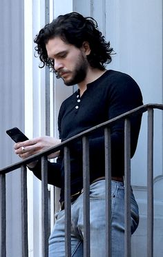 Long Curly Hair Men, Men Haircut Curly Hair, John Snow, Wavy Hair Men, Gra O Tron, Kit Harington, Corte De Cabelo Masculino, Curly Hair Men, Grunge Hair