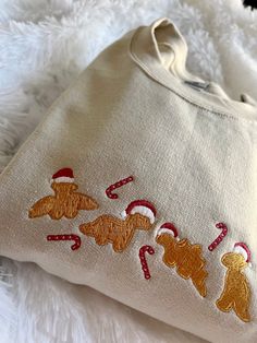 Diy Christmas Crewneck, Christmas Embroidery Ideas Shirts, Diy Crewneck Sweatshirt Ideas, Nugget Christmas, Christmas Sweatshirt Ideas, Cute Christmas Sweater, Clothes Embroidery Diy, Embroidered Christmas, Cute Shirt Designs