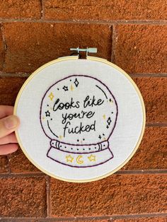 Sieht aus wie du f*cked handbestickter 6 Zoll Stickreif bist. Mit Liebe gemacht, fröhliche gruselige Jahreszeit! Paint Brush Embroidery, Shrek Embroidery, Profanity Embroidery, Sapphic Embroidery, Embroidery Patterns Funny, Nerdy Embroidery Patterns, Doodle Embroidery Patterns, Irreverent Embroidery, Swear Word Embroidery