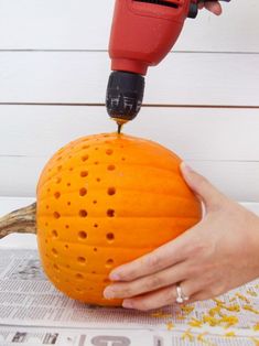 Spook up your home with these easy and affordable DIY Halloween decorations! 🎃👻 #DIYHalloween #HalloweenDecor #HalloweenDIY #DIYDecor #HalloweenCrafts #DIYProjects #HalloweenInspo #HalloweenIdeas #DIYHomeDecor" Pumpkin Carving With Drill, Makijaż Sugar Skull, Outside Fall Decor, Easy Pumpkin Carving, Labu Halloween, Diy Halloween Decor, Halloween Pumpkins Carvings