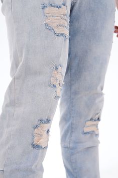 The Flared Slim Fit Stretch Jeans – Calgary is een must have voor jouw garderobe als man!De broeken vallen perfect op maat en ze hebben een ritssluiting aan de onderkant van de pijpen waar door de broek een flared look krijgt. De broek heeft een hele mooie lichtblauwe spijkerkleur met beige accenten waardoor de broek een hele mooie uitstraling heeft. Ook heeft de broek meerdere, Creme Kleurige scheurtjes over de broek heen. In tegenstelling tot de 'Montreal' Flared Jeans, zijn de scheuren op de Flared Jeans, Calgary, Stretch Jeans, Flare Jeans, Slim Fit