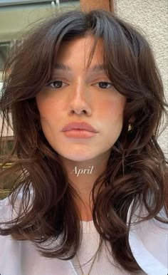 Bangs With Frizzy Hair, Wolfcut Side Part, Wavy Hair Short Layers, Wavy Mid Length Hair With Layers, Medium Haircut Curtain Bangs, 60s Midi Cut, Shaggy Medium Length Hair, Layered Curly Hair Medium, Naturally Curly Shag Haircut