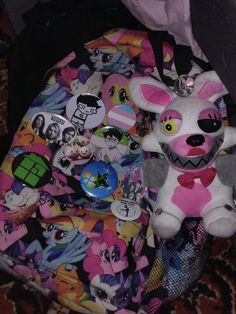 #backpack  что из этого украдёте? ХDD Backpack Ideas For School, Backpack Decoration Ideas, Anything But A Backpack Day, Scene Backpack, Backpack Ideas, Backpack Art, Scene Core, Decorated Bags