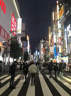 many people are crossing the street at night