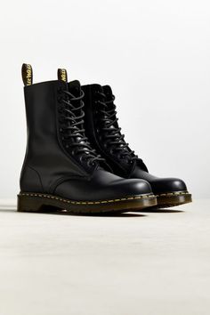 Red Doc Martens, Doc Martens Style, Doc Martens Outfit, Doc Martens Boots, Dr Shoes, Vans Converse, Army Boots, Dr Martens Boots, Looks Street Style