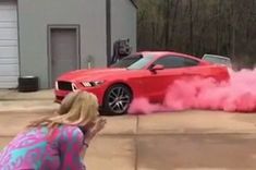 Baby burnout: Couple uses Mustang for gender reveal ... Mustang Gender Reveal, Video Baby, Baby Event, Gender Reveal Cake