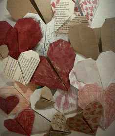 many pieces of paper are arranged in the shape of hearts