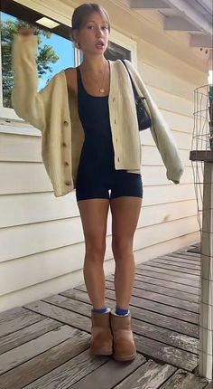 Big T Outfits, Easy Summer Looks Outfits, Colombia Winter Outfits, Fall Fits For Warm Weather, Neutral Granola Outfits, Aritzia Jumpsuit Outfit Shorts, Cozy Shorts Outfit, Post College Outfits, Florida College Outfits