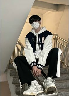 Chinese Street Style Men, Mens Sweater Outfits, Academic Fashion, Fall Mens Outfits, Chinese Street Style, Softboy Outfits, Chinese Streetwear, Mens Fall Outfits