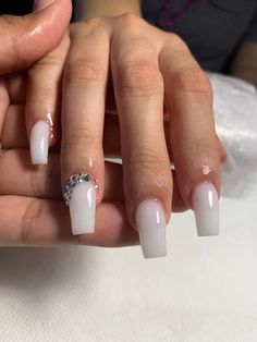 Baddie Short Acrylic Nails Square White, Cute Baddie Short Acrylic Nails, Short Volleyball Nails, Baddie Short Acrylic Nails, College Nails, Tapered Square Nails, Acrylic Nail Shapes, Fancy Nails Designs, Winter Nails Acrylic