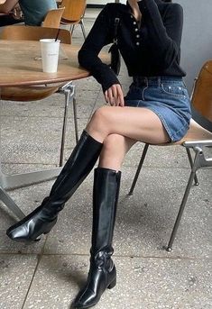 Hot Gloomy Day Outfit, Large Arms Outfit, History Professor Aesthetic Outfit, Archeology Aesthetic Outfit, 5ft Tall Women, Alison Bornstein Stylist, Tall Fashion For Women, 90's Fashion Aesthetic, Dark Feminine Outfits Summer