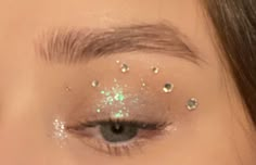 Make Up Sparkle, Glitter On Eyes, Only Glitter Eye Makeup, Make Up Looks Glitter Eyes, Natural Make Up With Glitter, Glitter Rhinestone Makeup, Easy Euphoria Makeup Looks, Make Up Inspo Euphoria, Glitter On Eyes Makeup