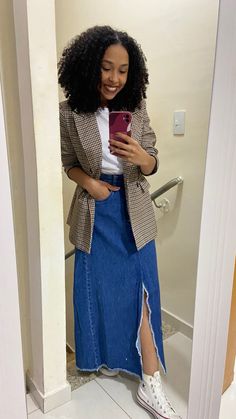 #saiajeans #saialonga #blazer #blazerstyle #blazeroutfit #allstar Jean Skirt And Blazer Outfit, Modest Blazer Outfits, Modest Jean Skirt Outfits, How To Style A Denim Skirt, Denim Skirt Fashion, Jean Skirt Outfits, Pentecostal Fashion, Morning Dress