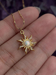 Introducing Solaris, an elegant piece of antioxidant jewelry. Crafted with a radiant sunburst design, it combines timeless beauty with durable, tarnish-resistant materials. Perfect for adding a touch of sunshine to any outfit. قلادات متدلية, Pretty Jewelry Necklaces, Sun Necklace, Necklace Necklace, Fancy Jewelry, Necklace Size