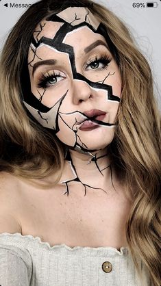 Simple Halloween Face Painting, Basic Face Painting, Simple Face Painting Ideas, Halloween Face Painting Ideas, Simple Face Painting, Doll Halloween Makeup, Cracked Doll Makeup, Cracked Doll, Half Face Makeup