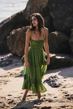 Taking Sides Maxi Flowy Long Dress Casual, Beach Vacation Dress, Caribbean Fashion Women, Free People Dress Maxi, Free-spirited Flowy Maxi Dress For Summer, Green Beach Dress, Flowy Tie-waist Maxi Sundress, Beach Family Photos Outfits, Hawaii Outfits Ideas