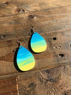 These earrings are painted a beautiful sunset. Painted Wood Earrings Ideas, Hand Painted Earrings Wood, Sunset Earrings, Wood Jewelry Diy, Earrings Double, Hand Painted Earrings, Earrings Wood, Painted Earrings, Earrings Ideas