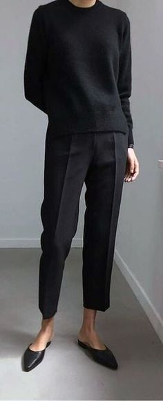 Women's fashion | All-black minimal outfit with flats. Minimal Stil, Minimalist Moda, Look Office, Minimal Outfit, Looks Black, Virtual Fashion, Work Wear Women