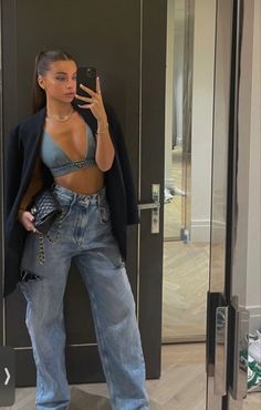 Summer To Fall Transition Outfits Aesthetic, Street Style With Heels, Night Out Outfit Streetwear, Bar Fit Women, Summer 2023 Dinner Outfits, Rooftop Movie Outfit, Denim Bra Top Outfit, Classy Streetwear Women Summer, Chic Lesbian Outfit