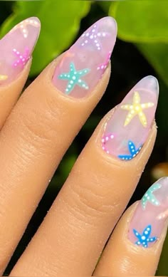 Summer Nail Inspo Starfish, Beachy Acrylic Nails Almond, Beach Nails Vacation Simple Almond, Star Fish Nails Art, Starfish On Nails, Nail Designs Holiday Summer, Tropical Honeymoon Nails, Turtle On Nails, Bali Inspired Nails